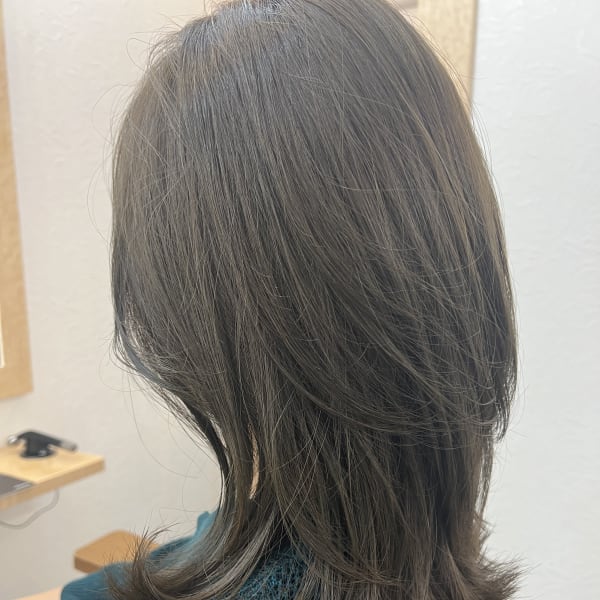 オリーブグレージュ×ミディアムウルフ