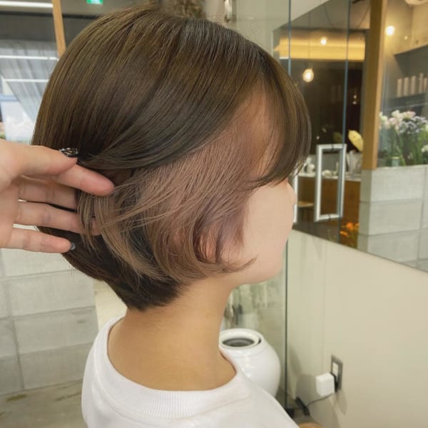 《花屋併設》ショートボブ　インナーカラーベージュ