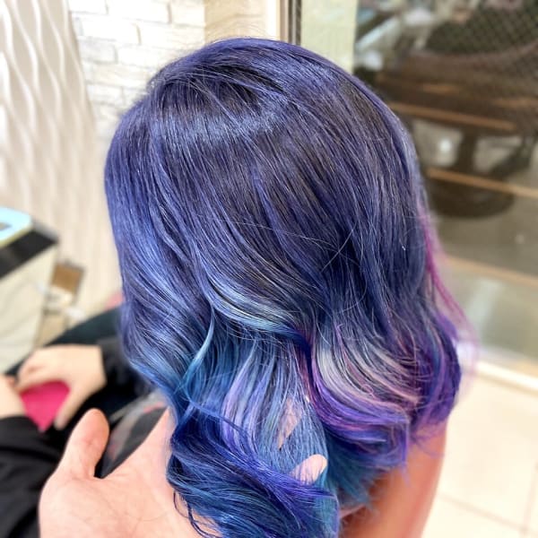 10代20代/ネイビーブルー/派手髪/ハイトーン/ケアブリー|QUALIS 赤塚店