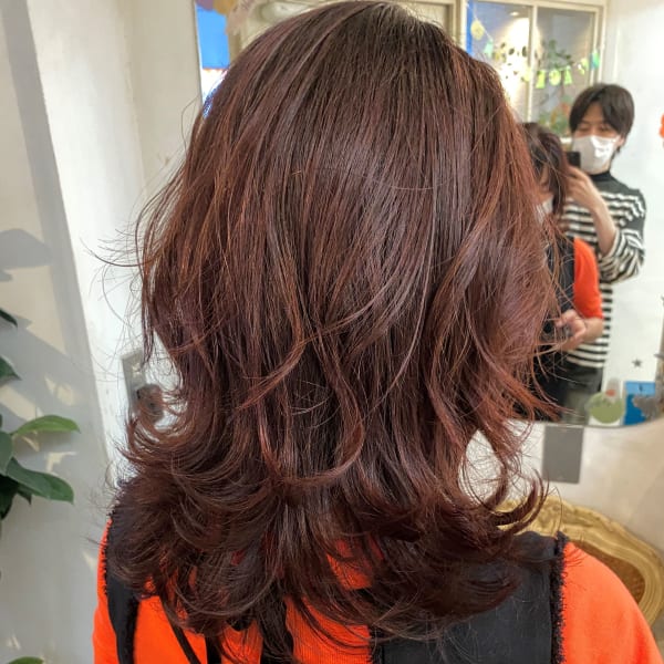 ウルフミディアムくびれカット艶が出るピンクブラウンカラー