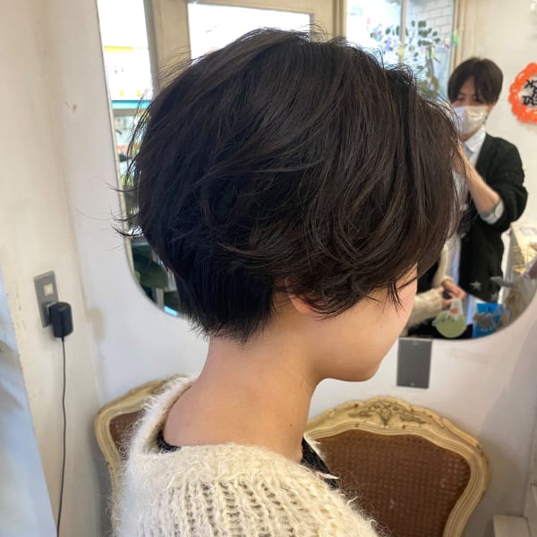 パーマ風ハンサムショートコテ仕上げ黒髪オシャレヘア