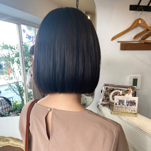 並行ラインのボリュームを抑えた内巻きボブコスメストレート