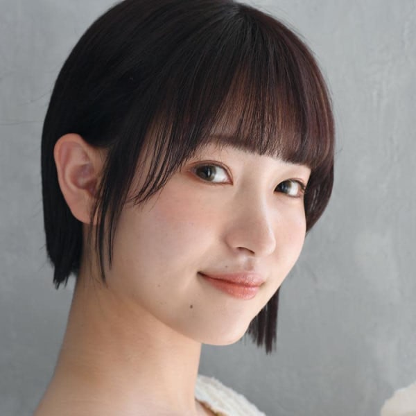 ぱっつん前髪×前下がりボブ