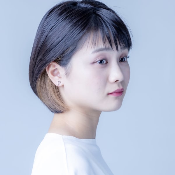 素髪のようなシンプルボブにそっと色めくコントラストカラー