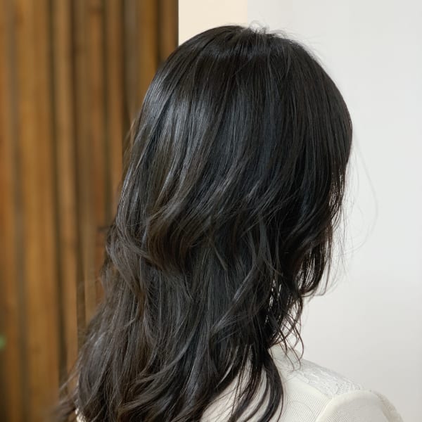 ふんわりカールヘルシースタイルルーズヘアアッシュロング|QUALIS 上福岡店