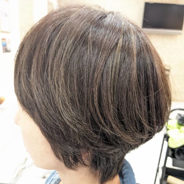 白髪ぼかしハイライト　ショートヘア