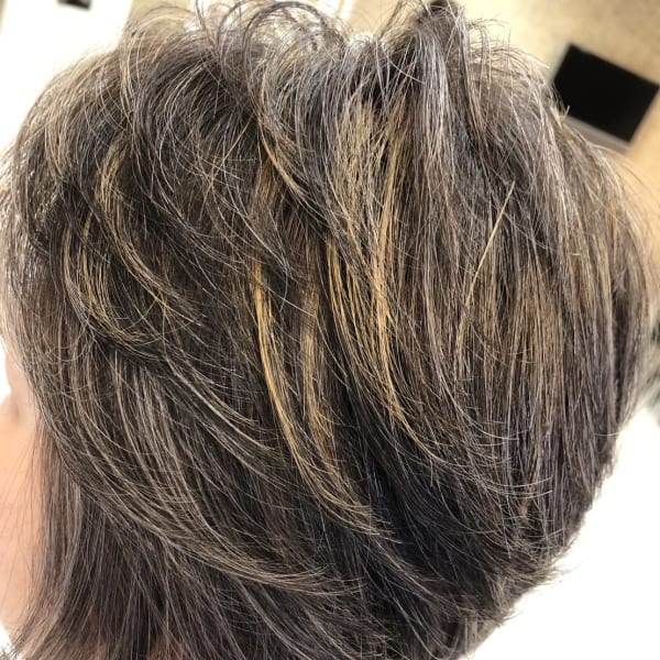 白髪ぼかしハイライト　ベリーショート