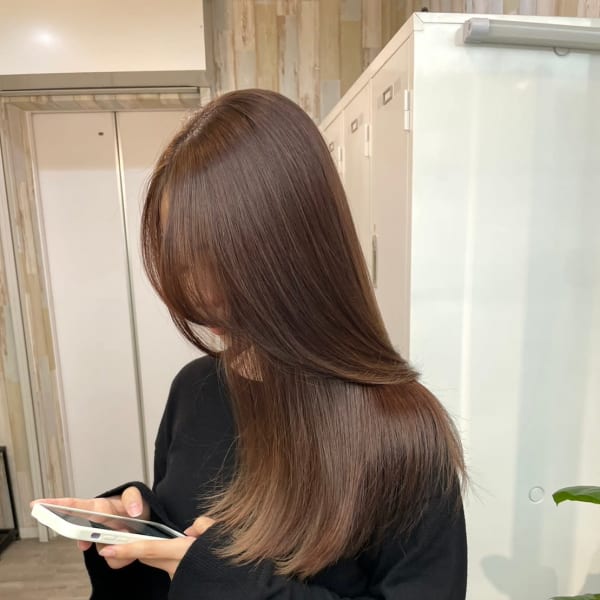 レイヤーロンググレーベージュ黒髪アッシュブラック前髪パーマ