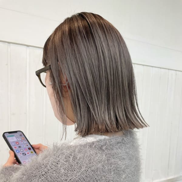 髪質改善トリートメント艶髪ハイトーングレージュぱつっとボブ