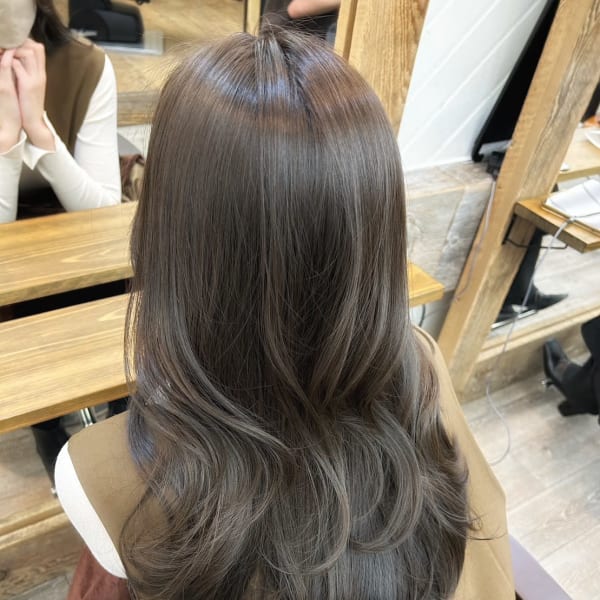 レイヤーロンググレーベージュアッシュオリーブ前髪パーマ