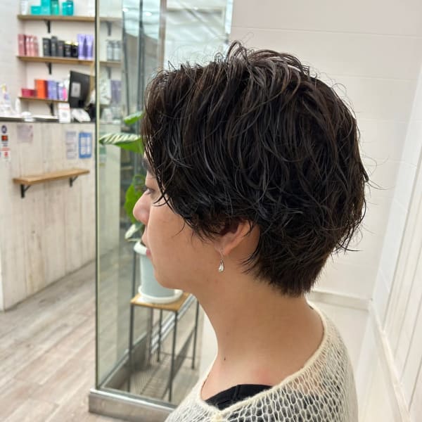 センターパートゆる巻きニュアンスパーマショート