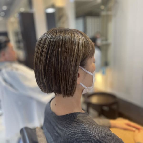 ぱっつんボブ×白髪ぼかしカラー