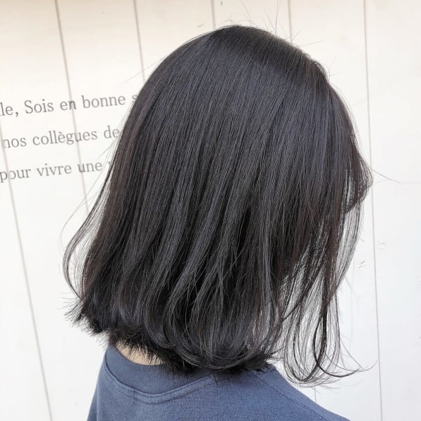 暗めグレージュでつくる透け感ミディアム【榎本樹道】