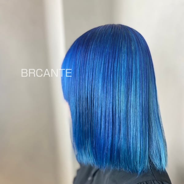 青髪 ケアブリーチ ボブ デザインカラー 切りっぱなしボブ