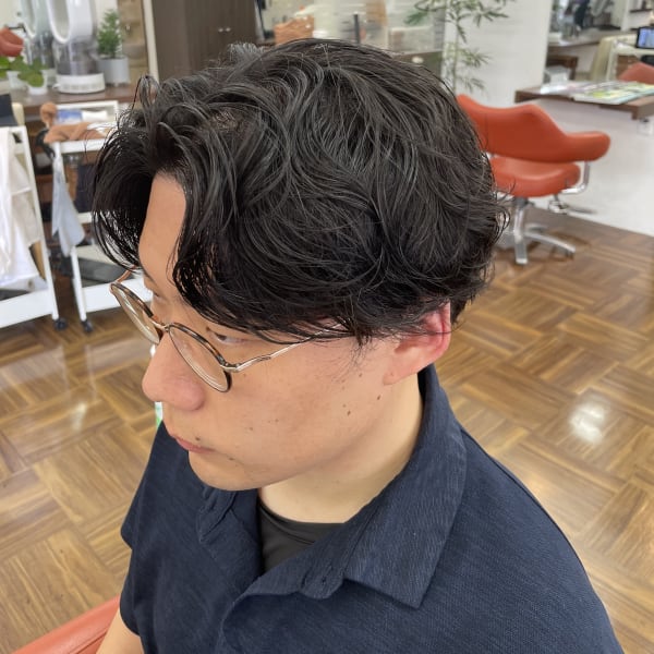 黒髪センターパートスパイラルパーマ