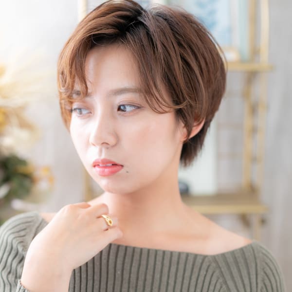 アシンメトリー小顔くせ毛風ミニボブマッシュ　ハイトーンカラー