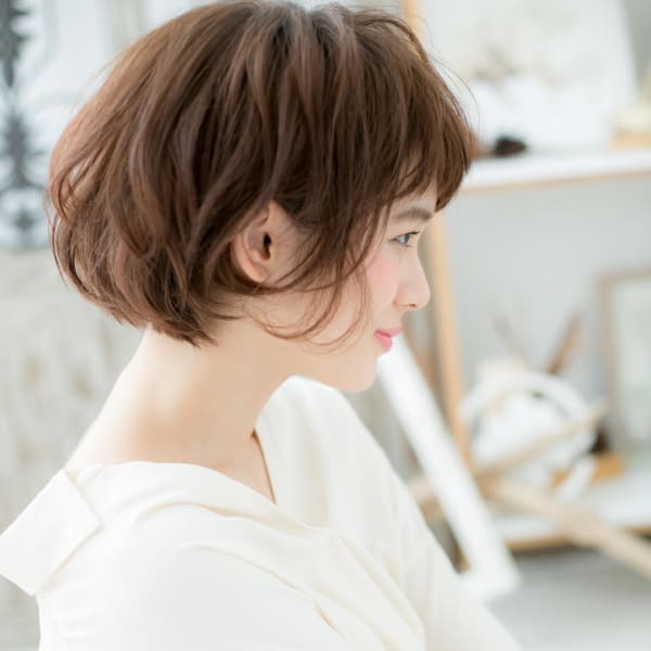インナーカラーアシンメトリーオン眉ショート　ボブパーマ