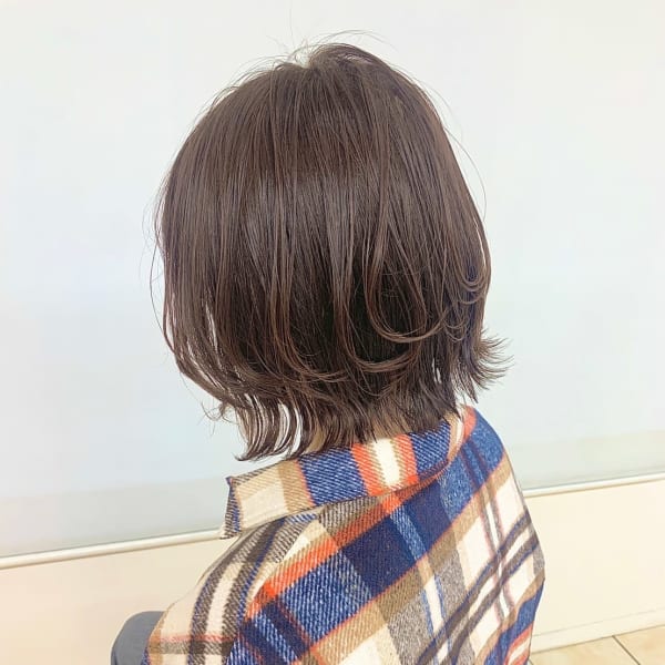 20代30代前下がりショートツヤ感ボブウルフレイヤーカット|QUALIS 上福岡店