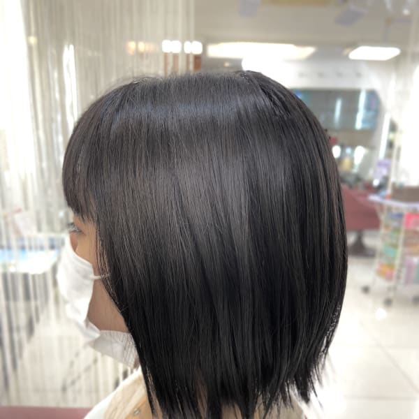 20代30代大人可愛い艶感グレージュ切りっぱなしショート|QUALIS 上福岡店