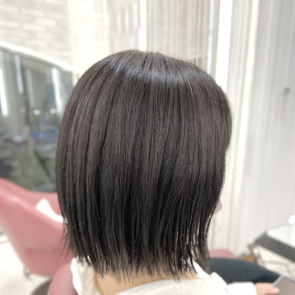 20代30代大人可愛い艶感グレージュ切りっぱなしショート
