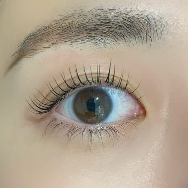 長いまつ毛もまっすぐ上向きに!