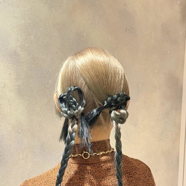 タイトヘア/三つ編みアレンジ/ハイトーンアレンジ/ニュアンス