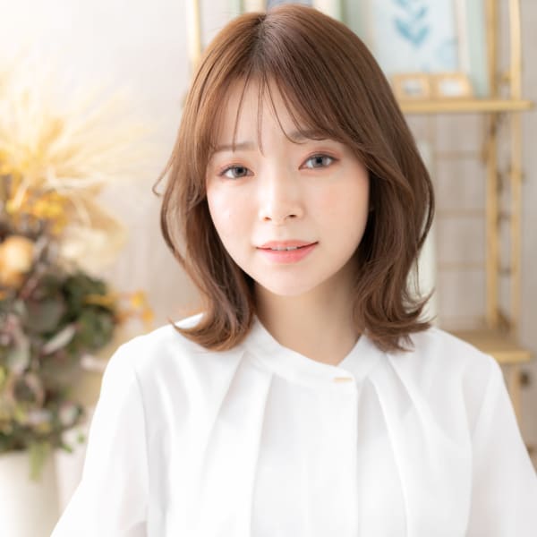 大人ガーリーミディアムレイヤー外ハネパーマ シルキーベージュ