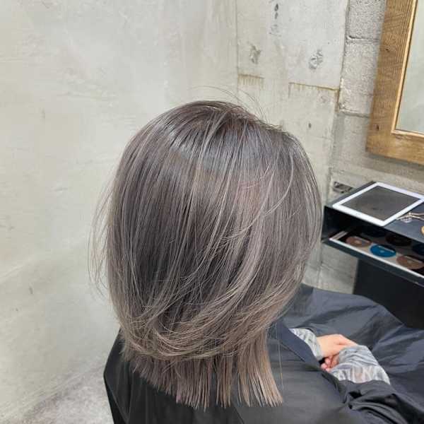 グレーベージュ レイヤーロング 前髪パーマ アッシュブラック