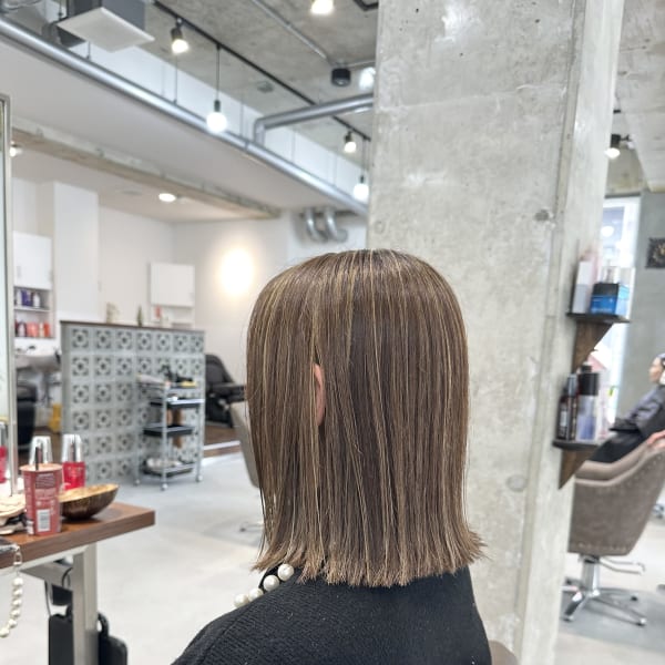 細めハイライトでコントラストのあるデザイン