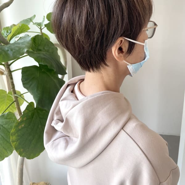 short hair × beige