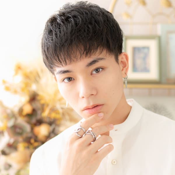 黒髪アッシュブラック刈り上げツーブロック　マッシュパーマ