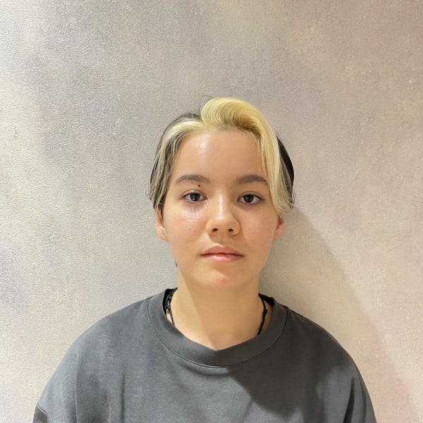 前髪インナーカラー/抜きっぱなしブロンド/大人ショート