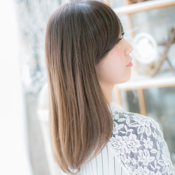 斜めバング…ナチュラルワンカールストレート　ニュアンスカラー