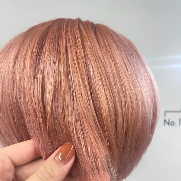 ペールピンク/ブロンドベージュ丸みショート重めマッシュ三茶