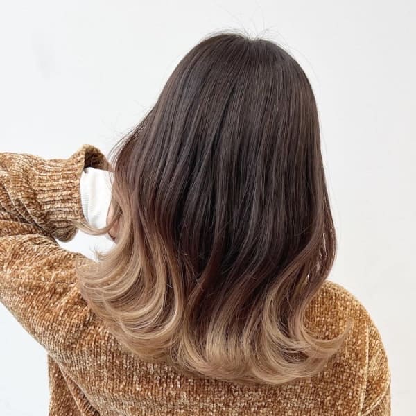 裾カラー ベージュ