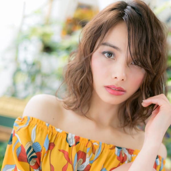 斜めバングのくせ毛風セミウェットミディ　カーキベージュ