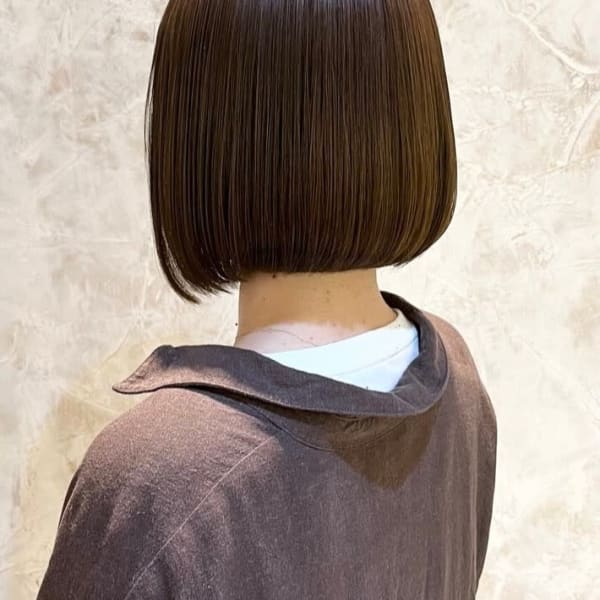 ショートボブ　アッシュブラウン　透明感カラー　内巻きボブ