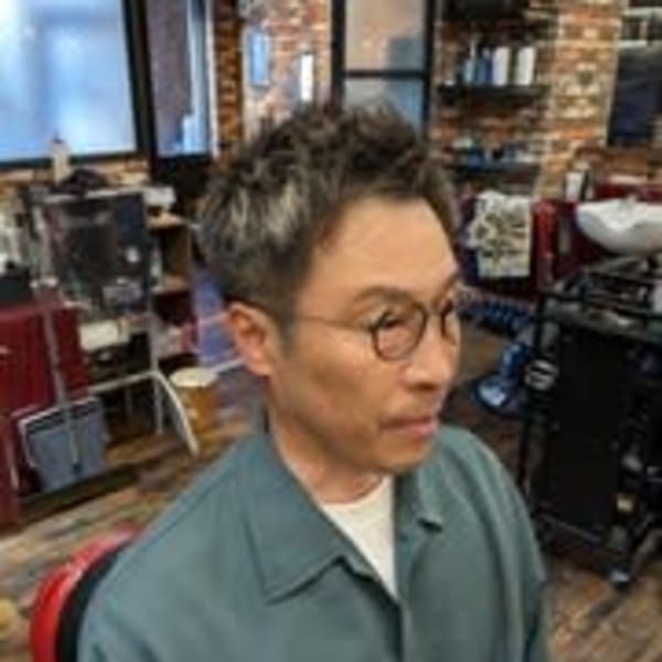 アクティブな大人向けのヘアスタイル