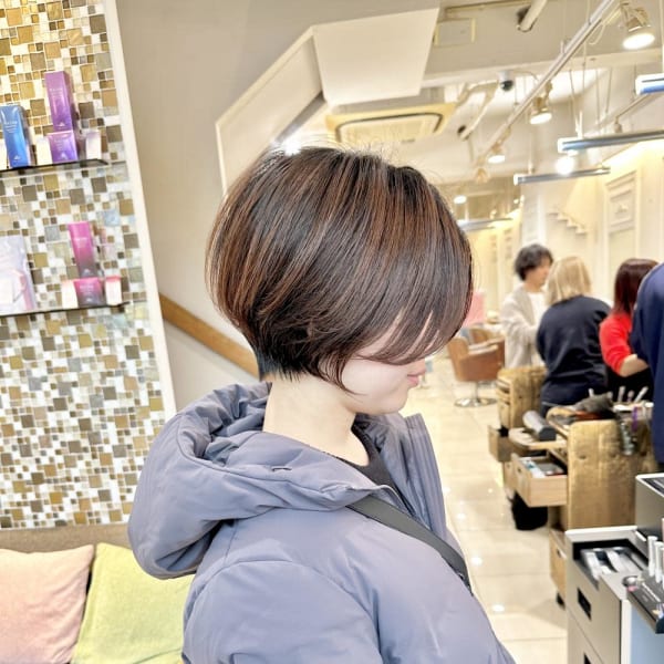 大人可愛い束感 耳掛けひし形小顔丸みショートボブ【近藤】横浜