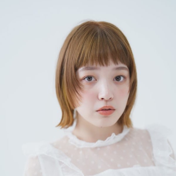 ベージュ×外はねボブ