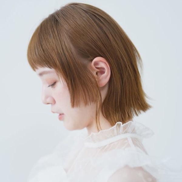 ベージュ×外はねボブ