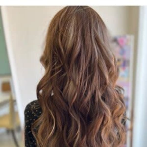 ロングヘアのハイライトは動きでまくり