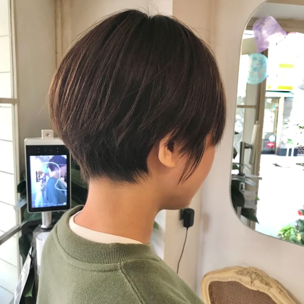 耳かけショート短めでも女性らしさを残した洗練スタイル