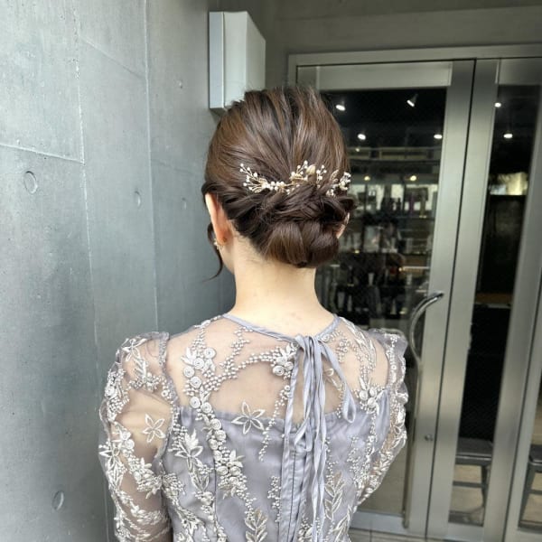 グレーベージュ レイヤーロング 前髪パーマ アッシュブラック