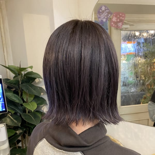 ブリーチベースのバイオレットカラー外ハネ切りっぱなしボブ