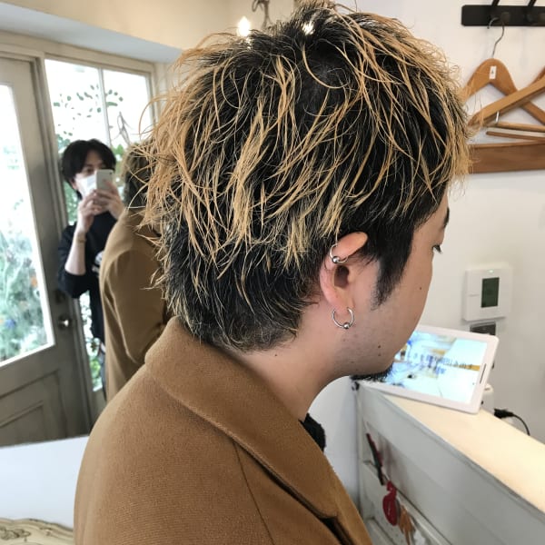 ルーツを活かしたブロンドカラージェル仕上げアップバング刈上げ