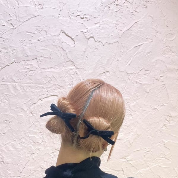 タイトツインシニヨン/ハイトーンアレンジ/結婚式お呼ばれヘア