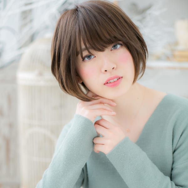 斜めバング黒髪くすみカラー小顔前下がりボブ　アッシュオリーブ