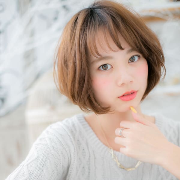 インナーカラーひし形シルエット小顔ミニボブステップボーンカッ