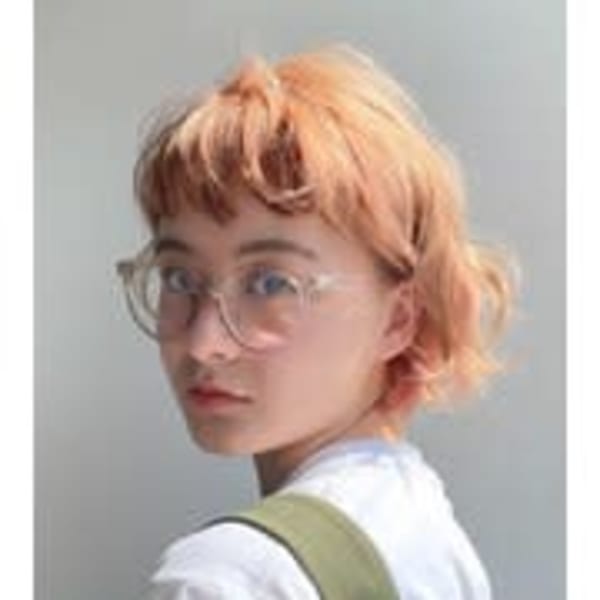 ハイトーンベージュ小顔カット前髪ありカールショート